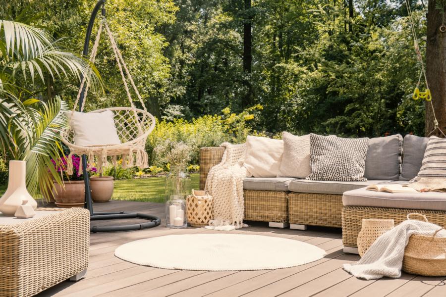 Garten Lounge mit verschiedenen Pflanzen und Möbeln