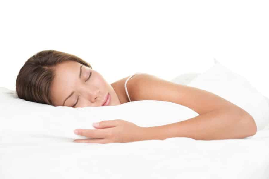 Frau schläft auf Körperformanpassender Matratze