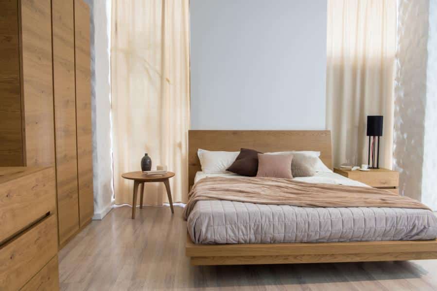 Modernes Schlafzimmer; eingerichtet im Holzstil