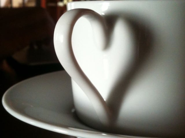 Kaffeetasse bildet ein Herz mit dem Schatten